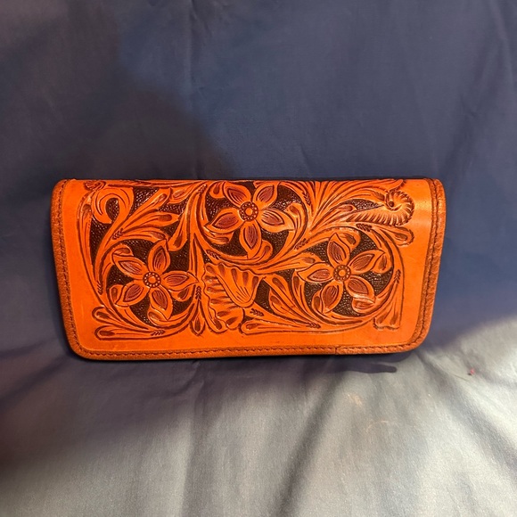 Selling a wallet in good condition. - Picture 1 of 2